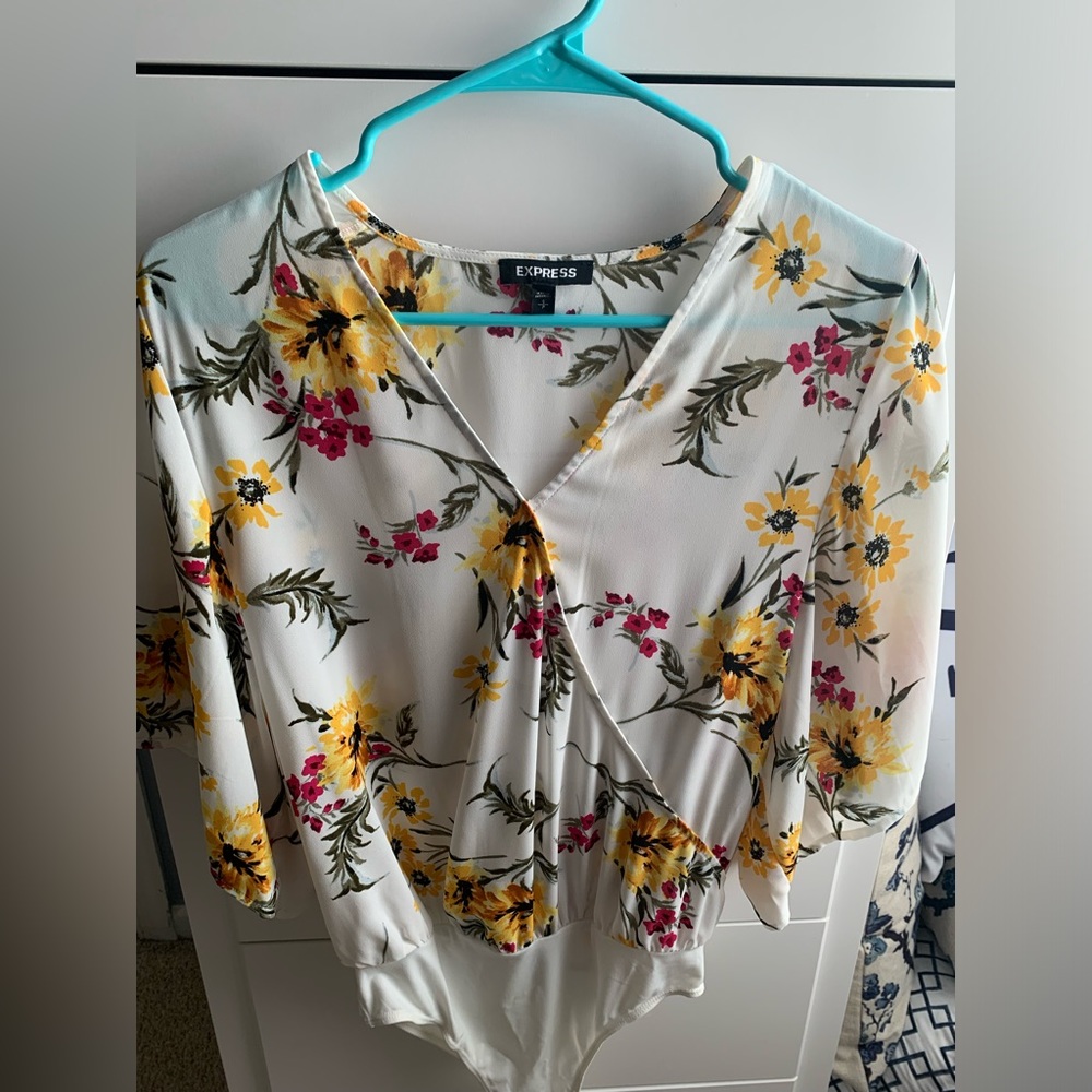 Kimono sleeve floral bodysuit 🌺🌸🌺